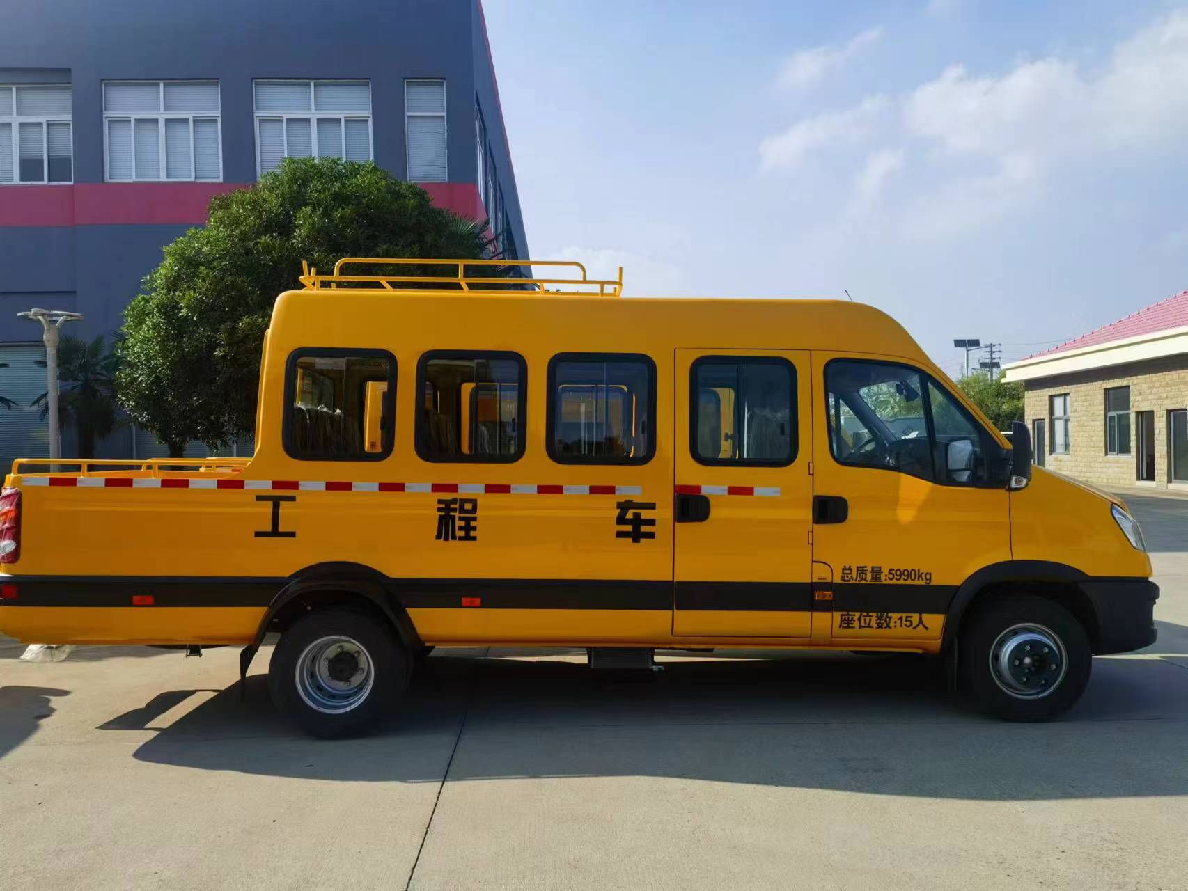 依维柯欧盛15座大型工程车